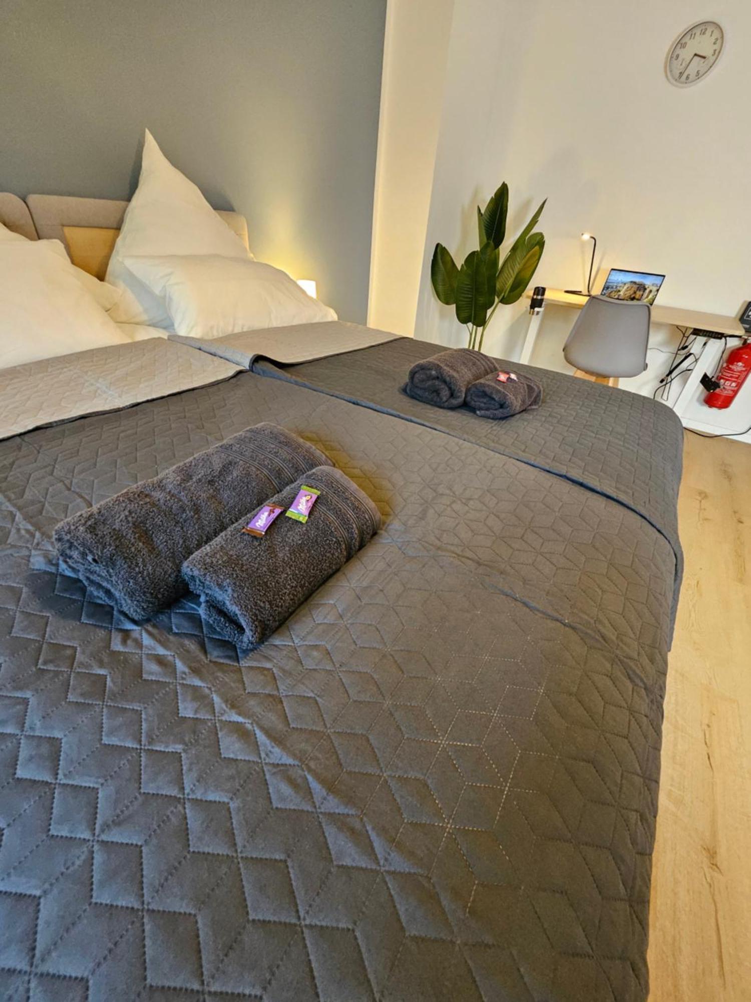Modern Homes - Voll Ausgestatte Wohnung - Balkon - Hotelbetten - 4K Tv - Wlan 默尔斯 外观 照片