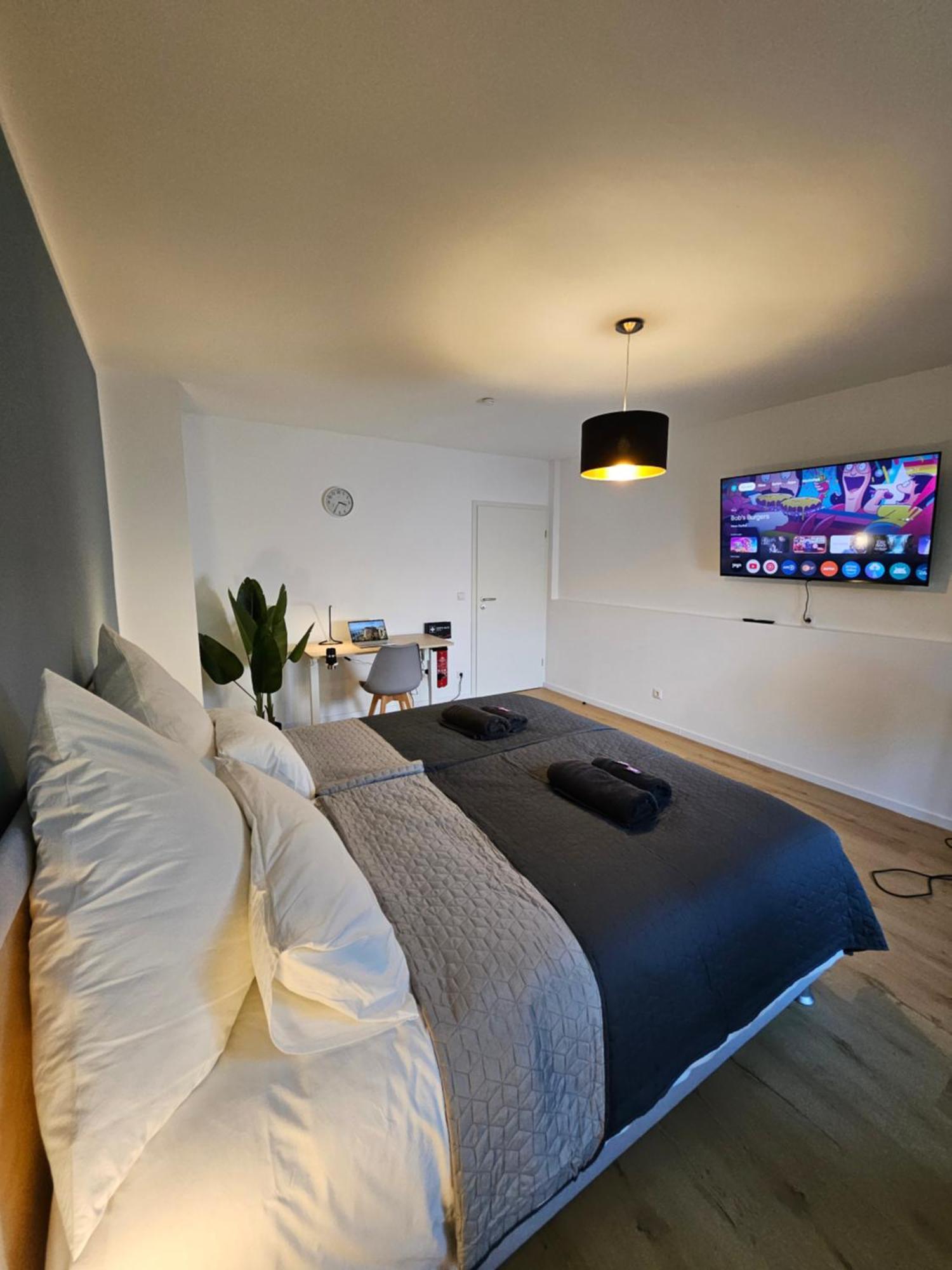 Modern Homes - Voll Ausgestatte Wohnung - Balkon - Hotelbetten - 4K Tv - Wlan 默尔斯 外观 照片