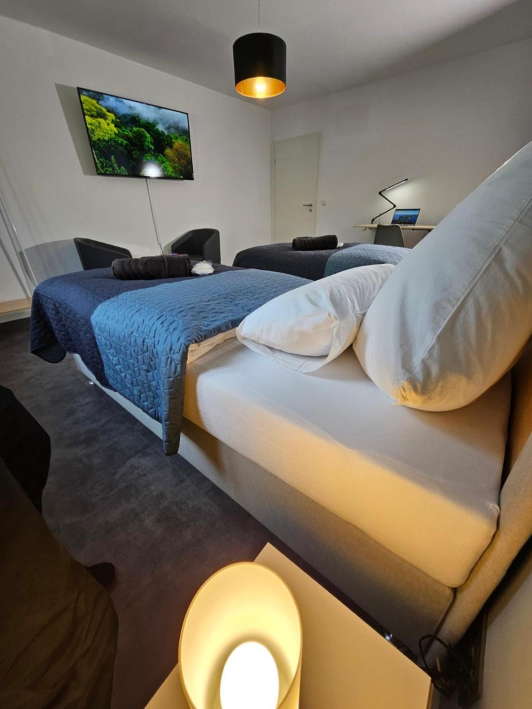 Modern Homes - Voll Ausgestatte Wohnung - Balkon - Hotelbetten - 4K Tv - Wlan 默尔斯 外观 照片